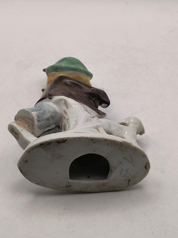 Porcelanowa figurka - chłopiec z owieczką