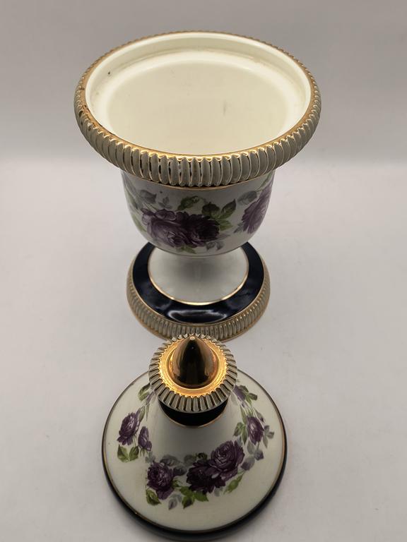 Porcelanowy pojemnik z pokrywą