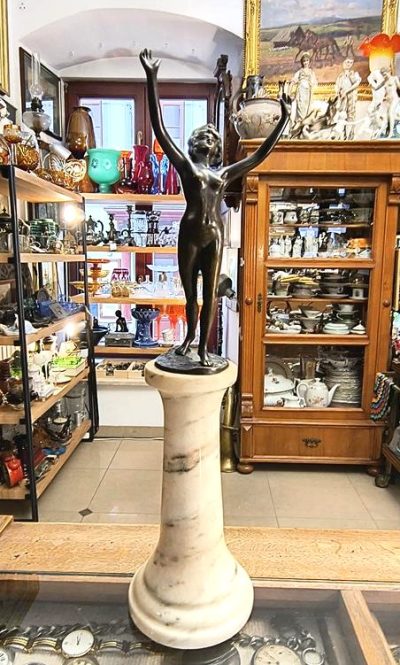 Rzeźba kobiety z brązu-akt