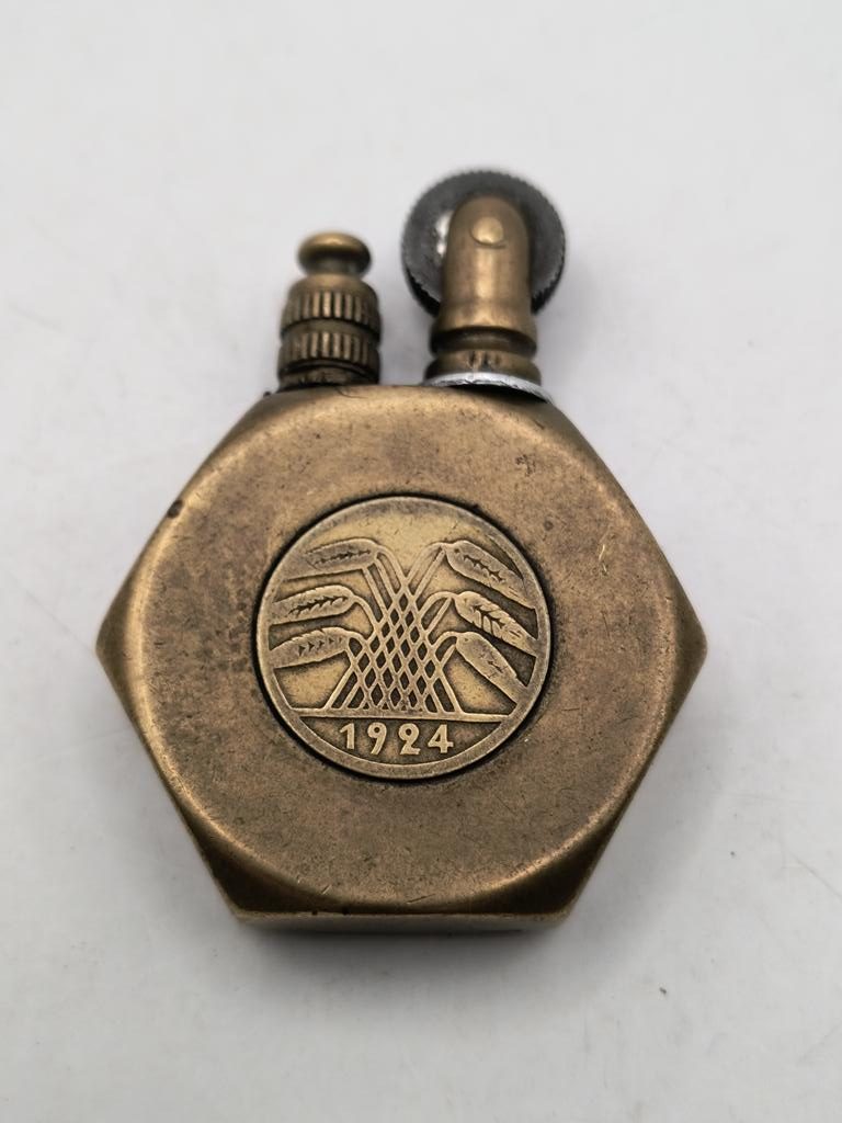 Stara zapalniczka z monetą, 1924 r.