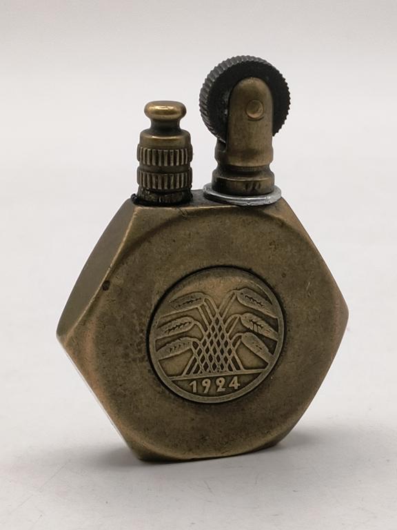 Stara zapalniczka z monetą, 1924 r.