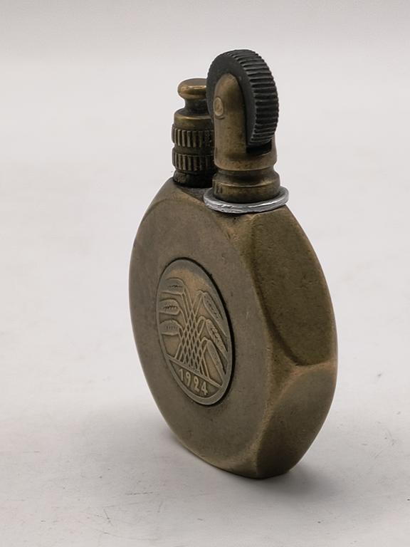 Stara zapalniczka z monetą, 1924 r.