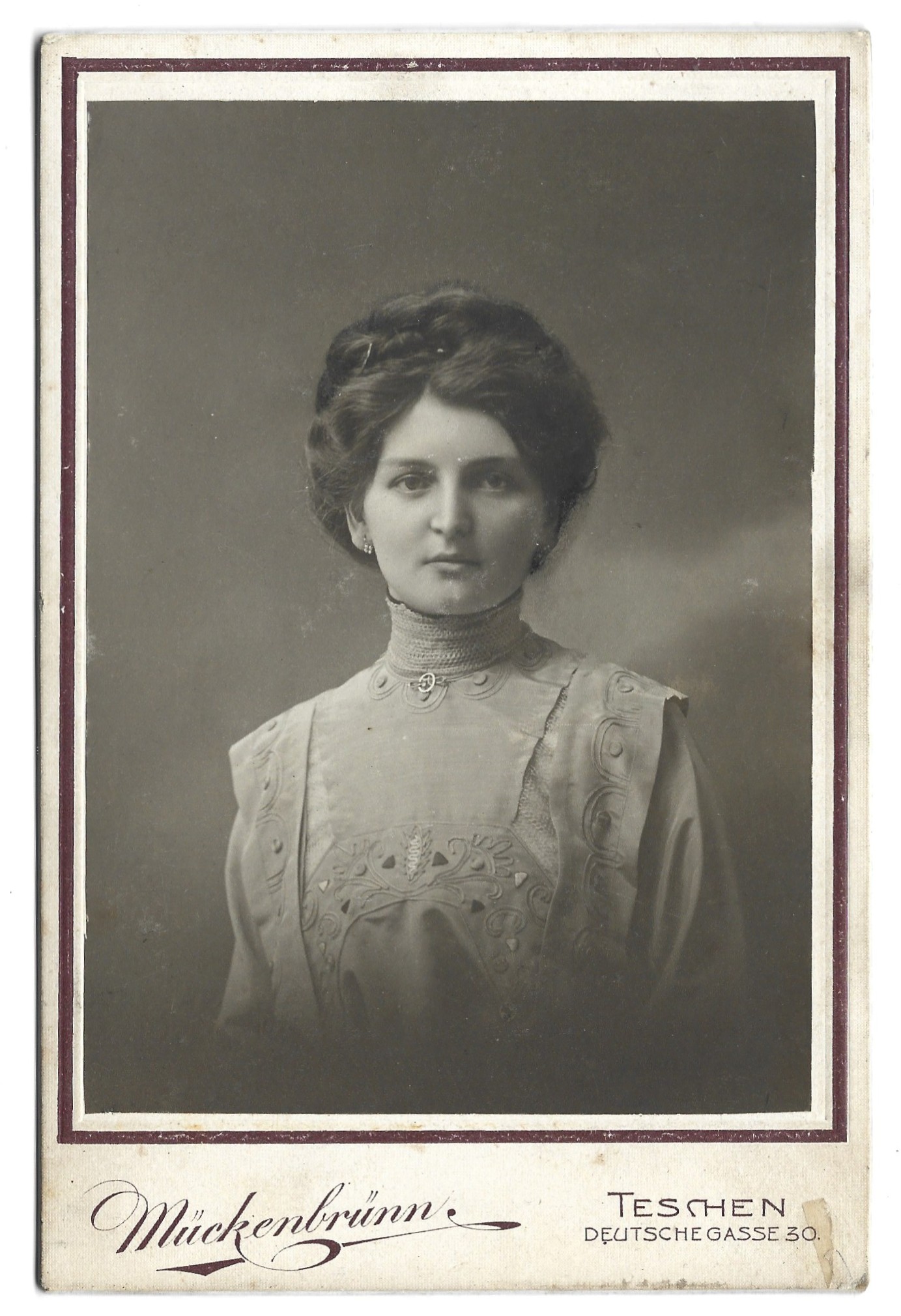 Zdjęcie portretowe kobiety – fot. Mückenbrunn, Teschen (Cieszyn)