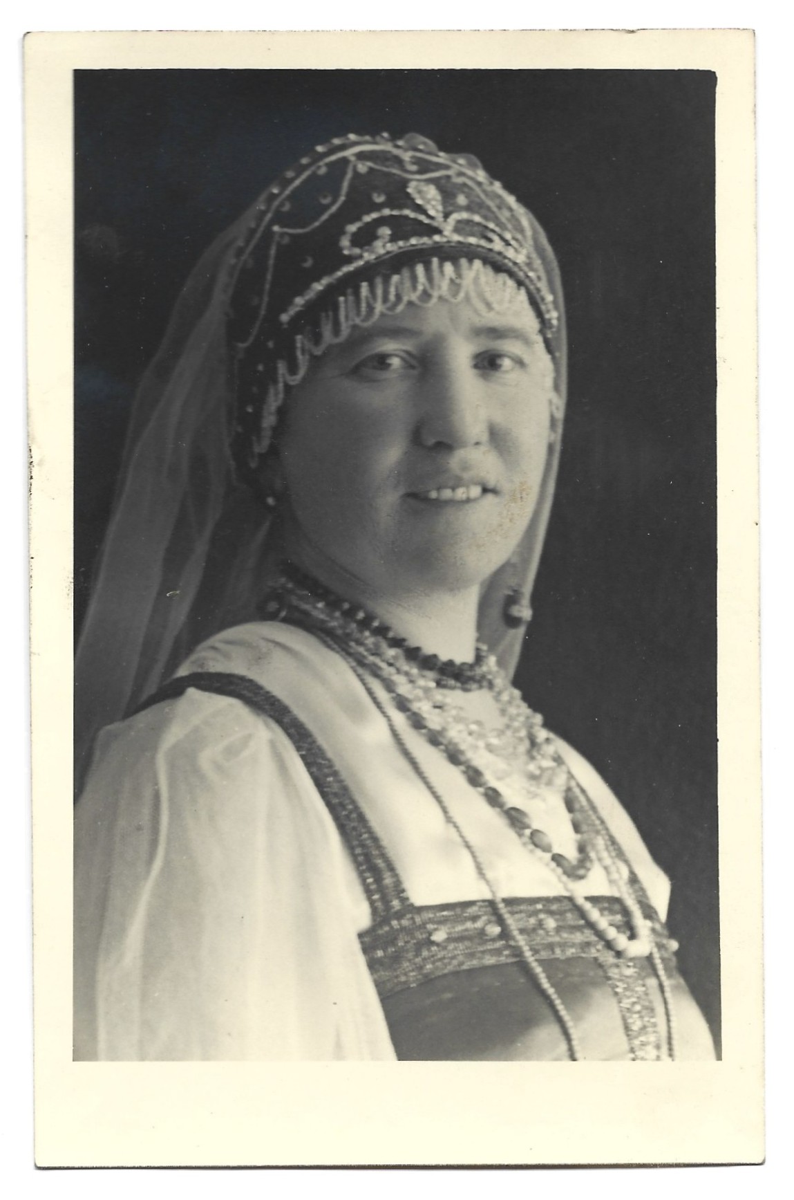 Zdjęcie portretowe kobiety w stroju cieszyńskim
