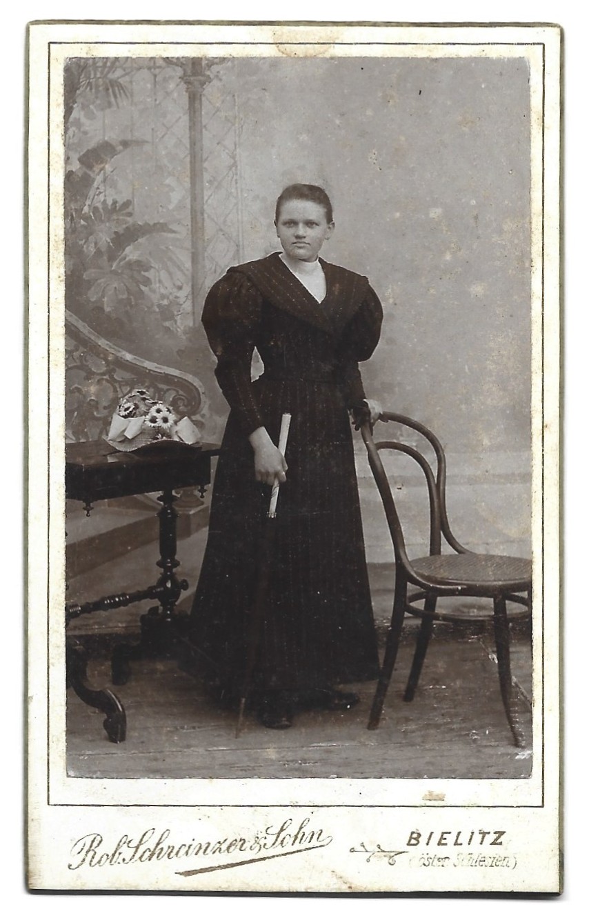 Zdjęcie portretowe - kobieta z parasolką – Robert Schreinzer & Sohn, Bielitz (Bielsko)