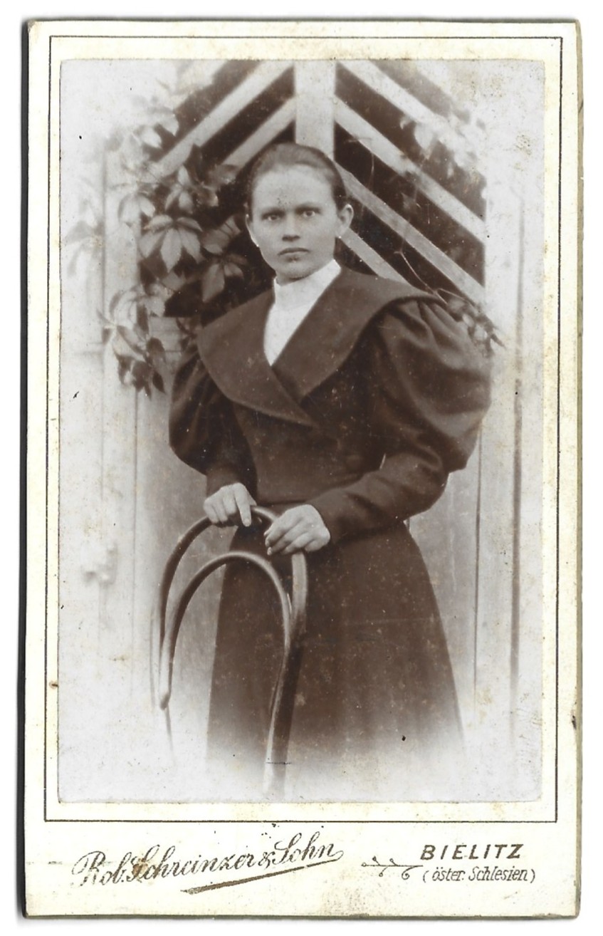 Zdjęcie portretowe kobiety - fot. Robert Schreinzer & Sohn, Bielitz (Bielsko)