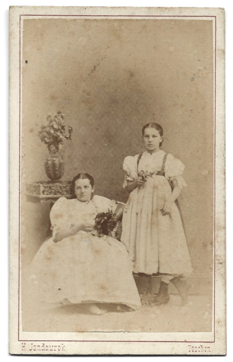 Zdjęcie dziewcząt w strojach cieszyńskich - fot. H. Jandaurek, Teschen (Cieszyn)