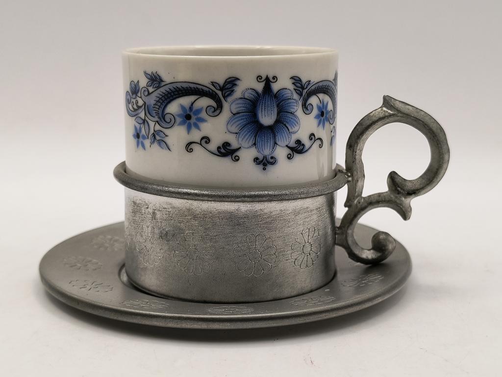 Filiżanka porcelanowo-cynowa ze spodkiem