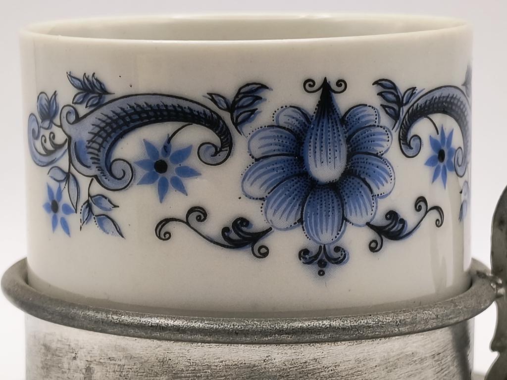 Filiżanka porcelanowo-cynowa ze spodkiem