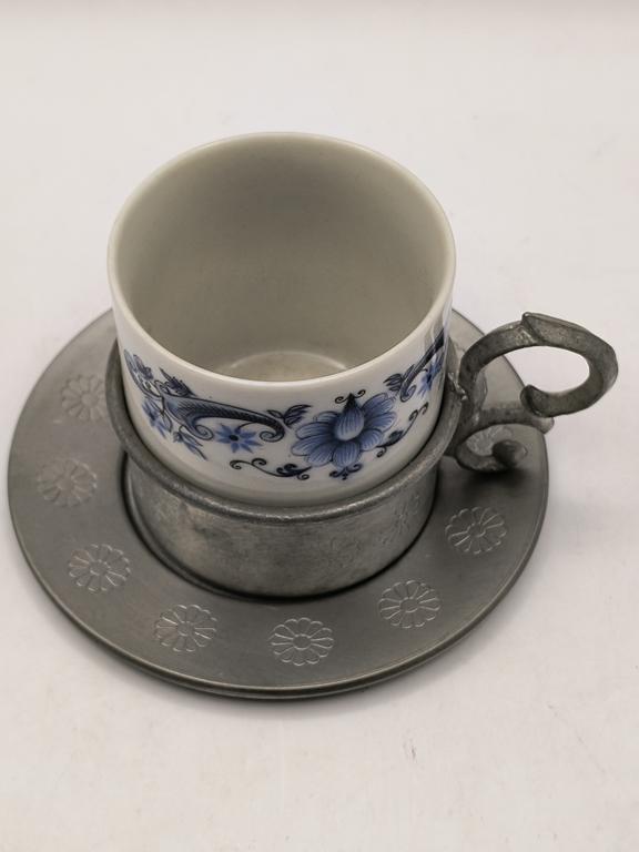 Filiżanka porcelanowo-cynowa ze spodkiem