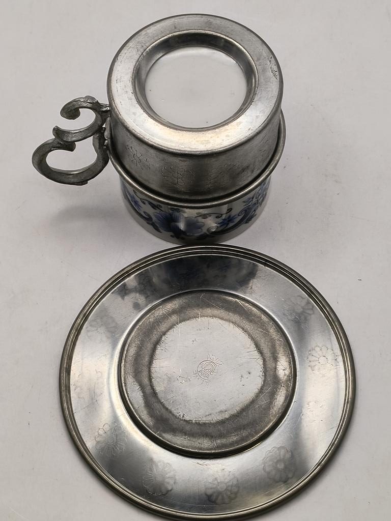 Filiżanka porcelanowo-cynowa ze spodkiem