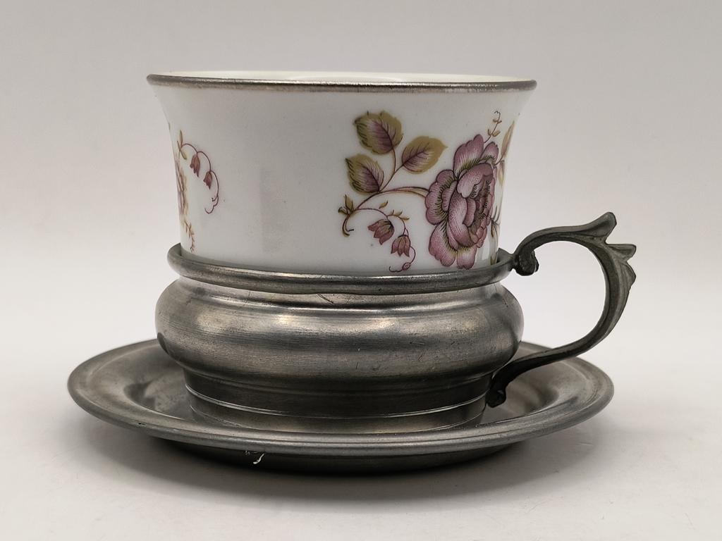 Filiżanka porcelanowo-cynowa ze spodkiem - różowe kwiaty