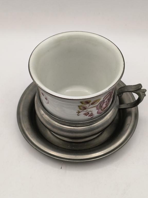 Filiżanka porcelanowo-cynowa ze spodkiem - różowe kwiaty