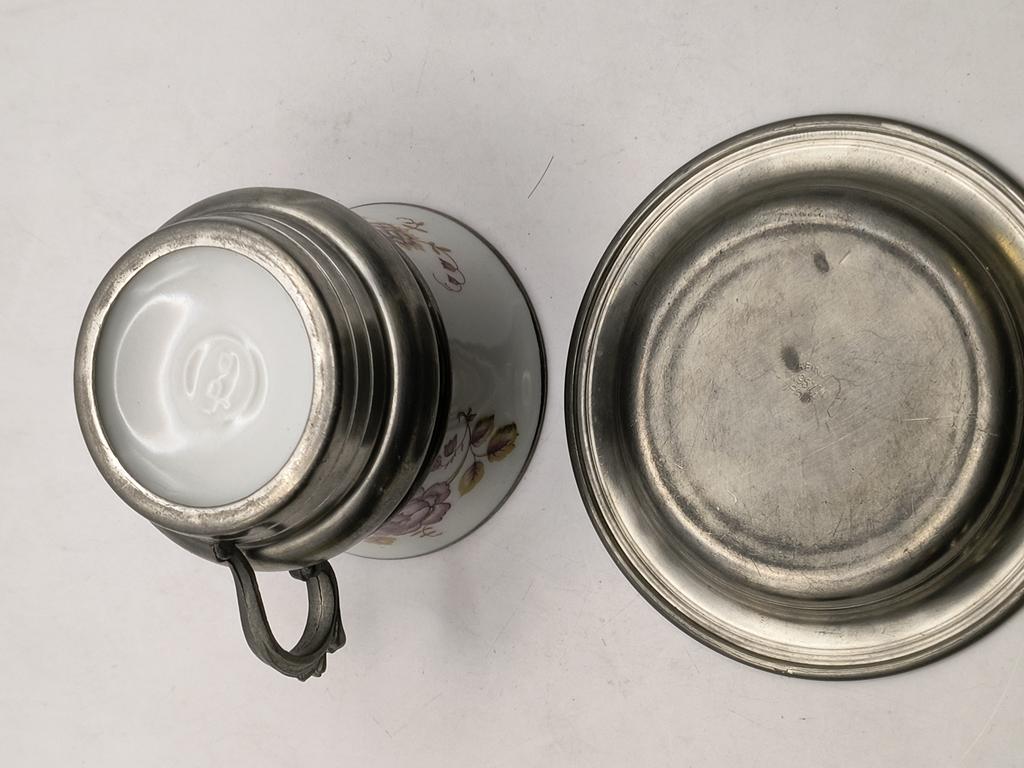 Filiżanka porcelanowo-cynowa ze spodkiem - różowe kwiaty