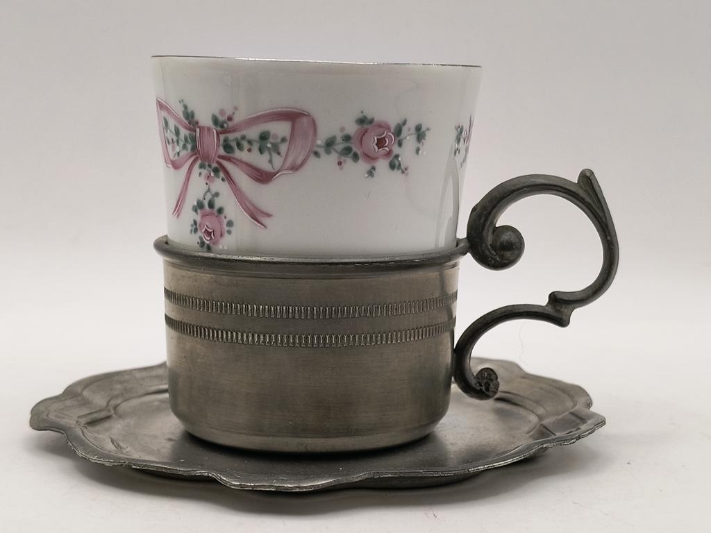 Filiżanka porcelanowa - z koszyczkiem i spodkiem z cyny