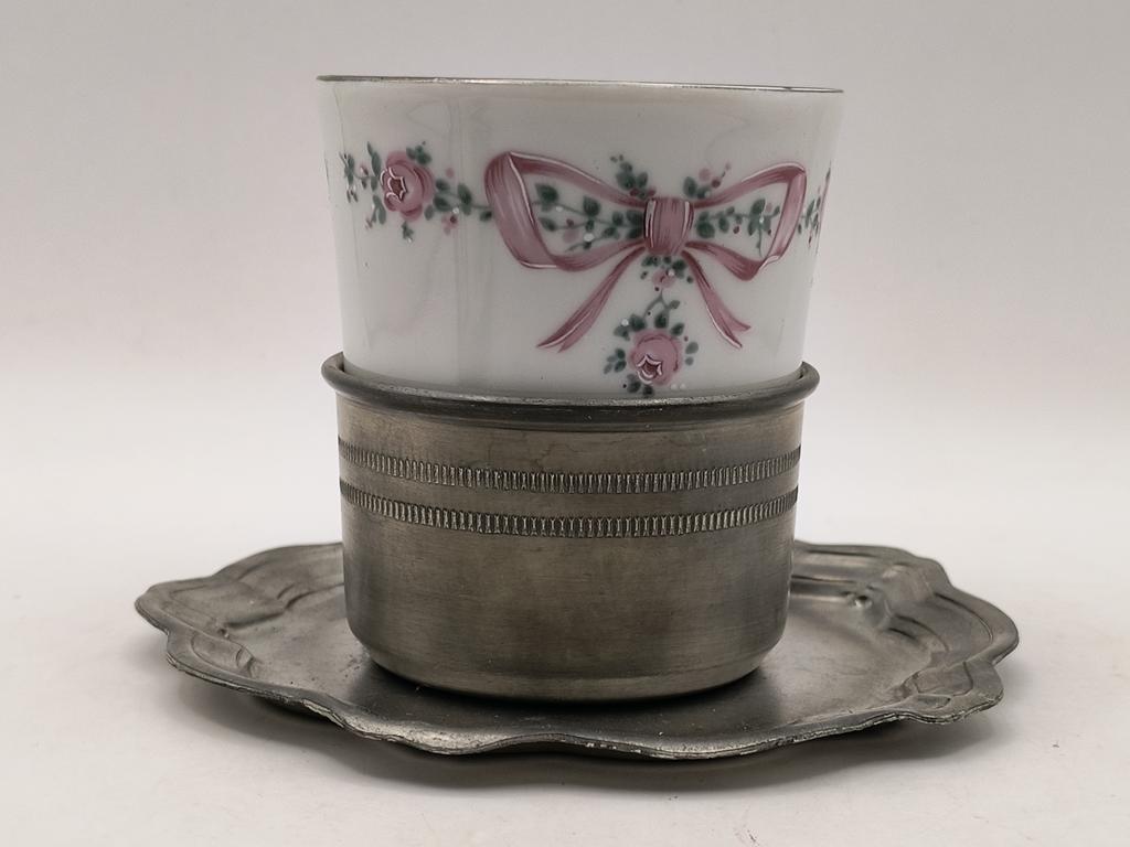 Filiżanka porcelanowa - z koszyczkiem i spodkiem z cyny