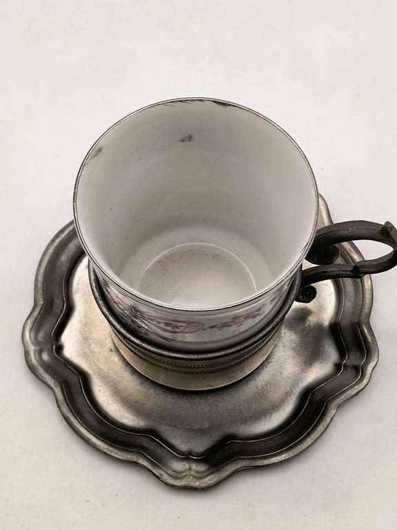 Filiżanka porcelanowa - z koszyczkiem i spodkiem z cyny