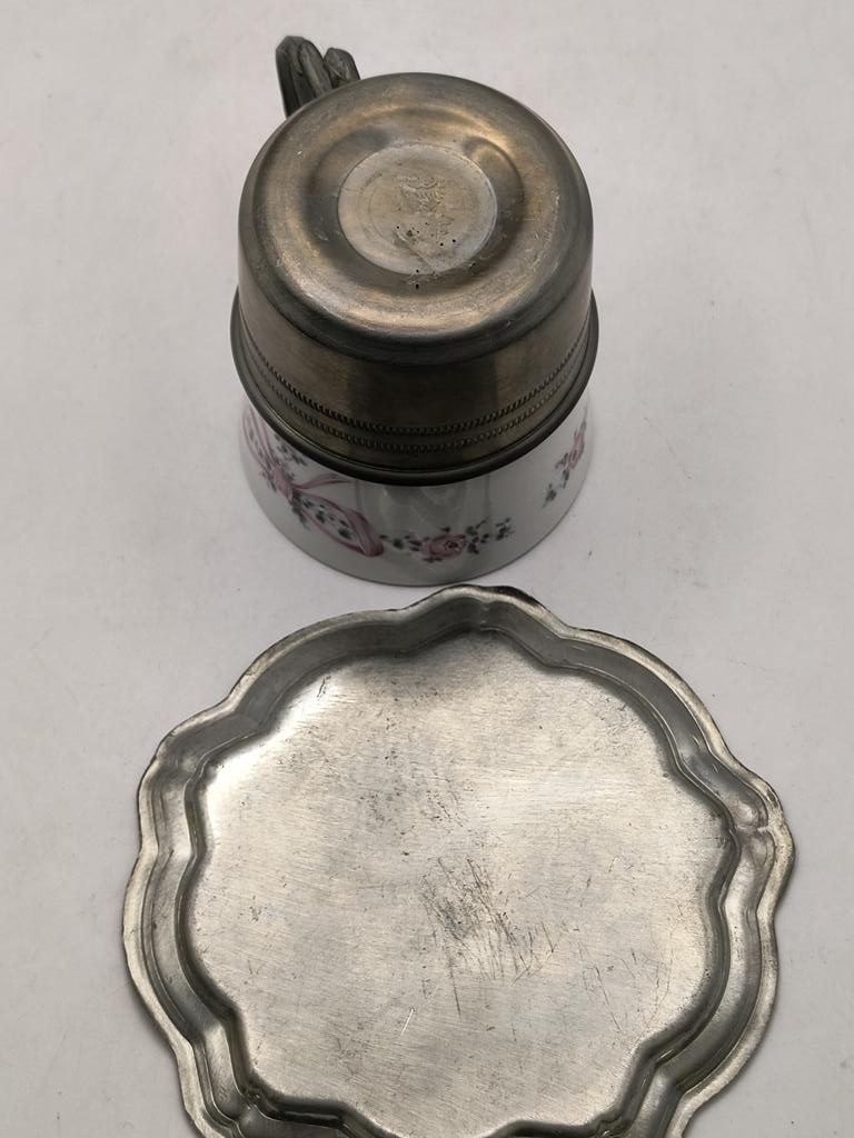 Filiżanka porcelanowa - z koszyczkiem i spodkiem z cyny