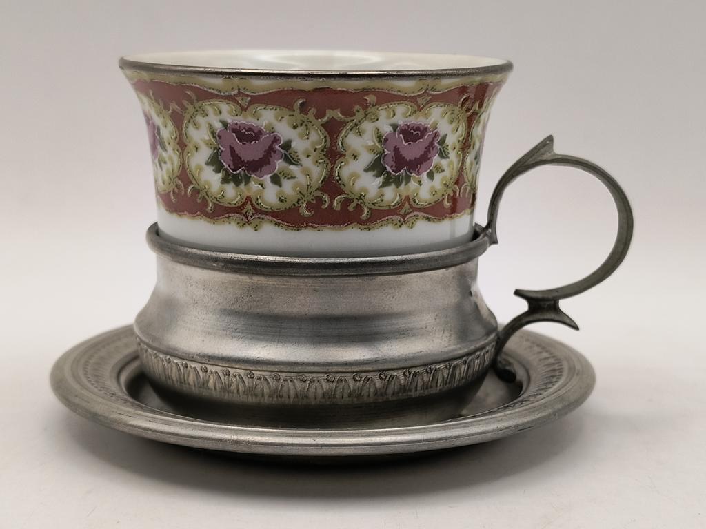 Filiżanka porcelanowa zdobiona – z koszyczkiem i spodkiem z cyny