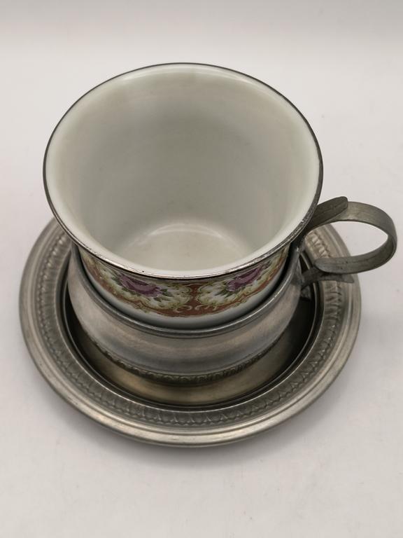 Filiżanka porcelanowa zdobiona – z koszyczkiem i spodkiem z cyny
