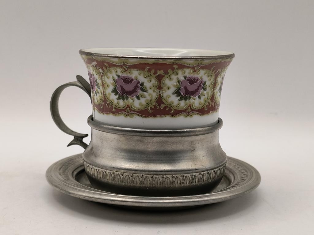 Filiżanka porcelanowa zdobiona – z koszyczkiem i spodkiem z cyny