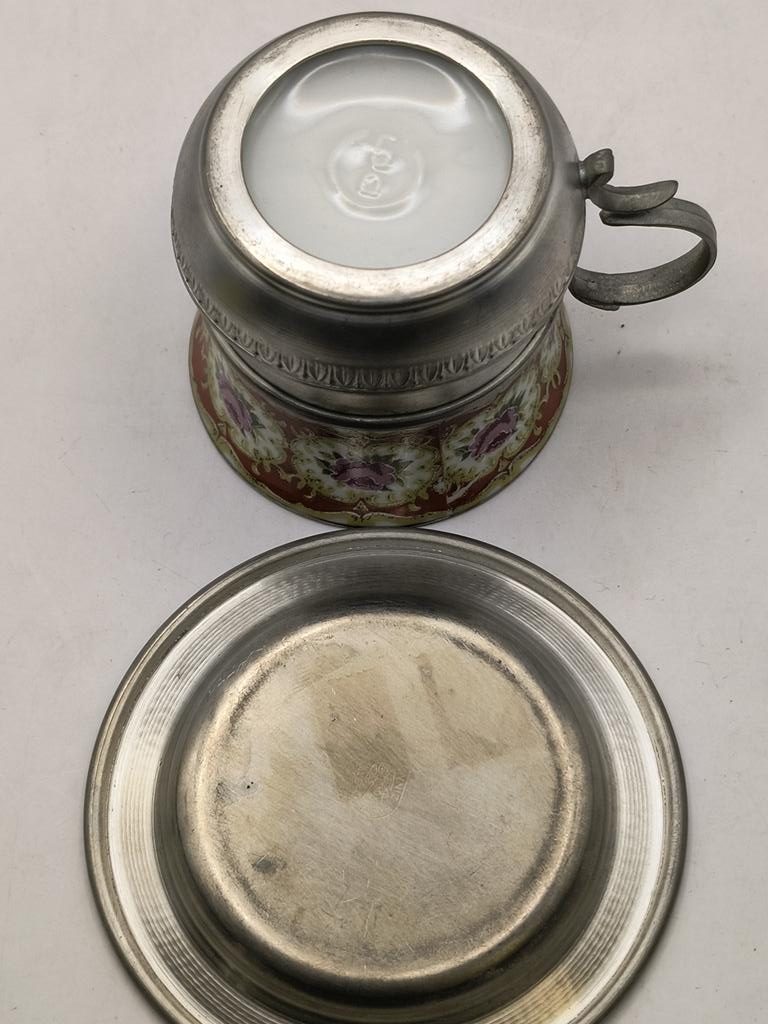 Filiżanka porcelanowa zdobiona – z koszyczkiem i spodkiem z cyny
