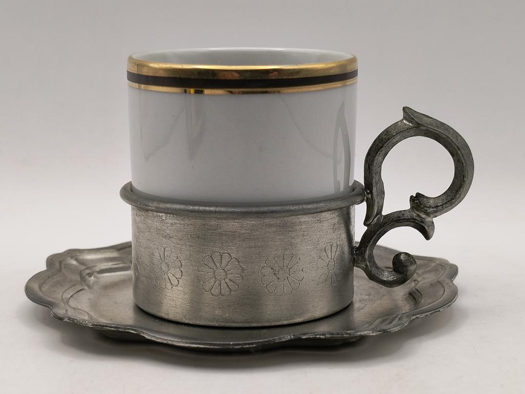 Filiżanka porcelanowa, ze spodkiem i koszyczkiem z cyny