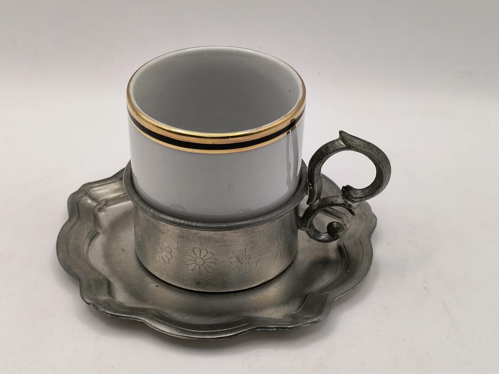 Filiżanka porcelanowa, ze spodkiem i koszyczkiem z cyny