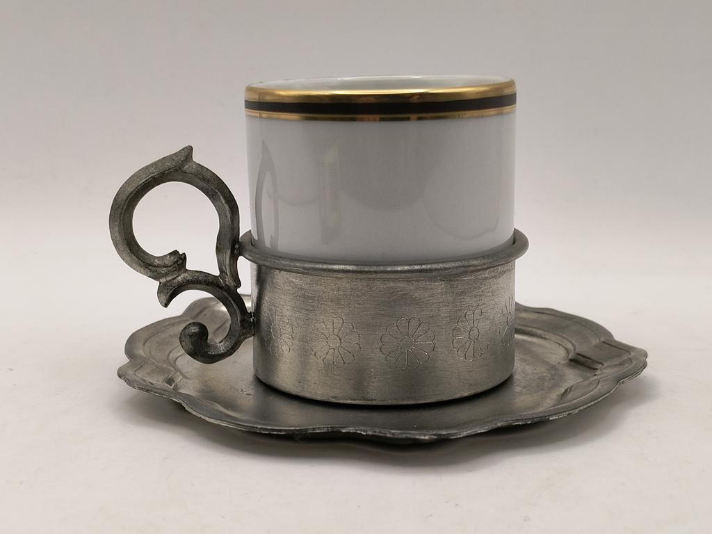 Filiżanka porcelanowa, ze spodkiem i koszyczkiem z cyny