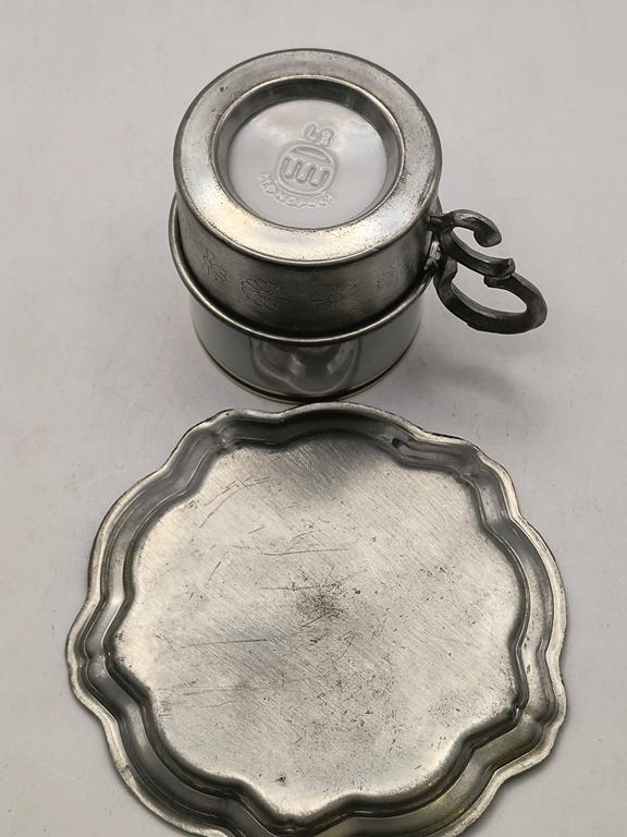 Filiżanka porcelanowa, ze spodkiem i koszyczkiem z cyny