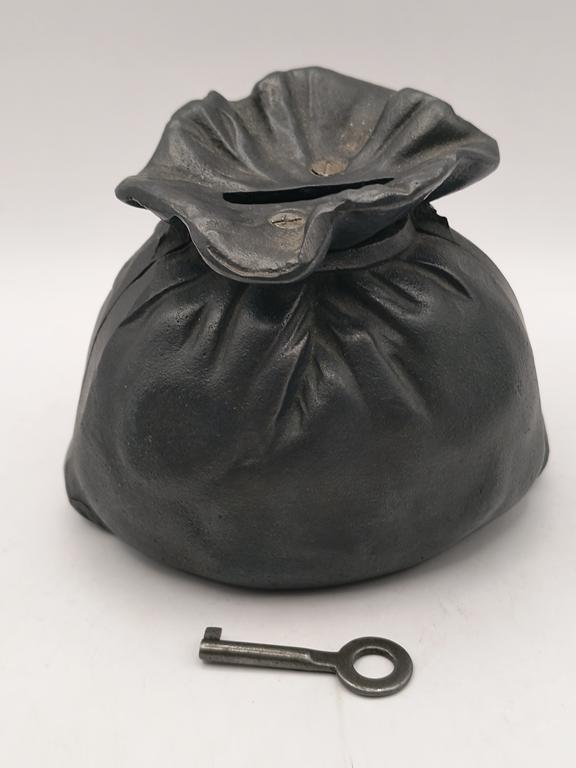 Stara żeliwna skarbonka - worek