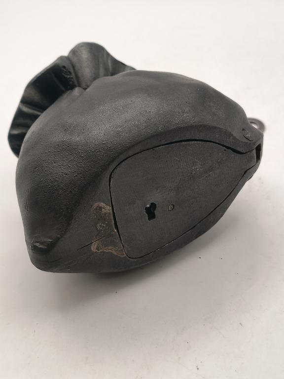 Stara żeliwna skarbonka - worek