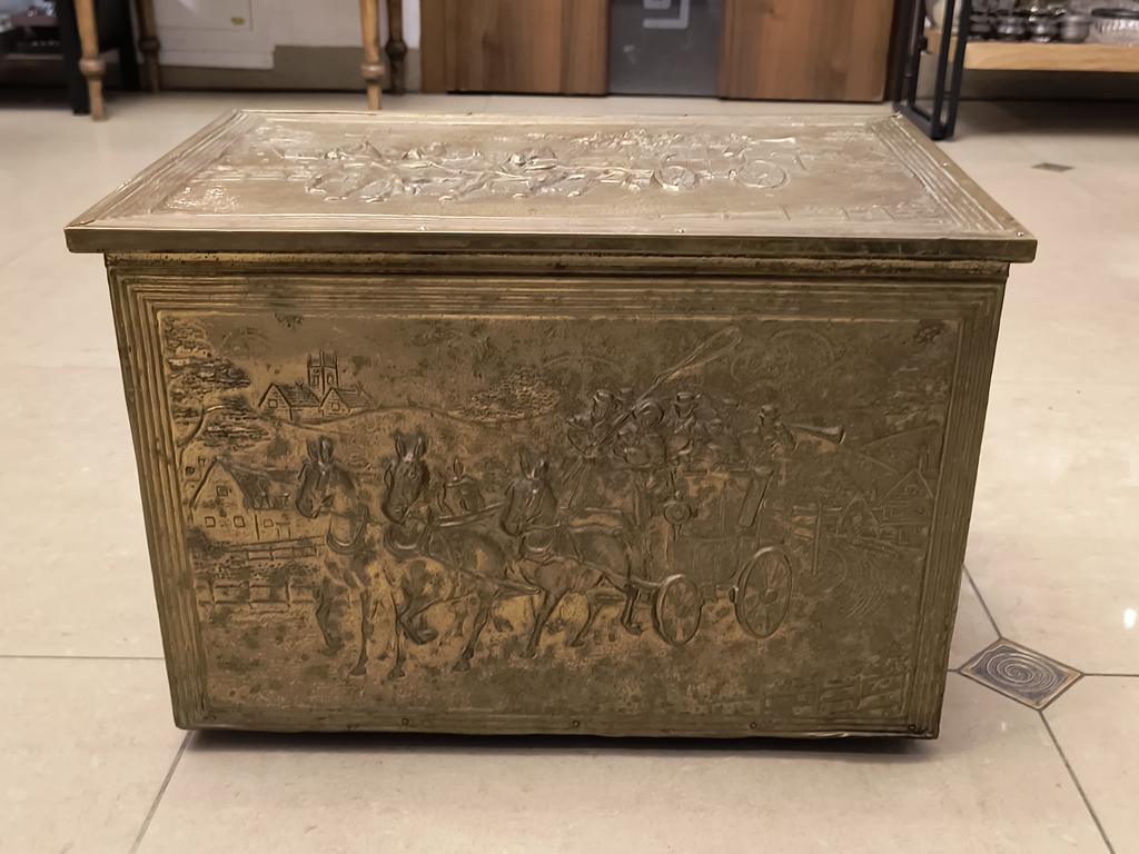 Skrzynia okuwana blachą z mosiądzu - motyw koni