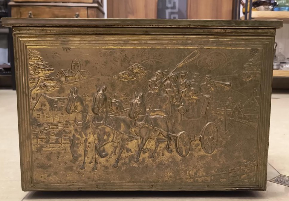Skrzynia okuwana blachą z mosiądzu - motyw koni