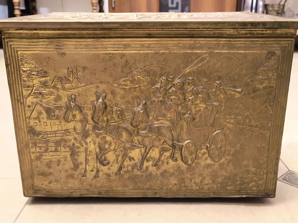 Skrzynia okuwana blachą z mosiądzu - motyw koni