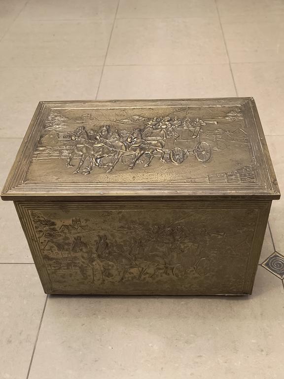 Skrzynia okuwana blachą z mosiądzu - motyw koni