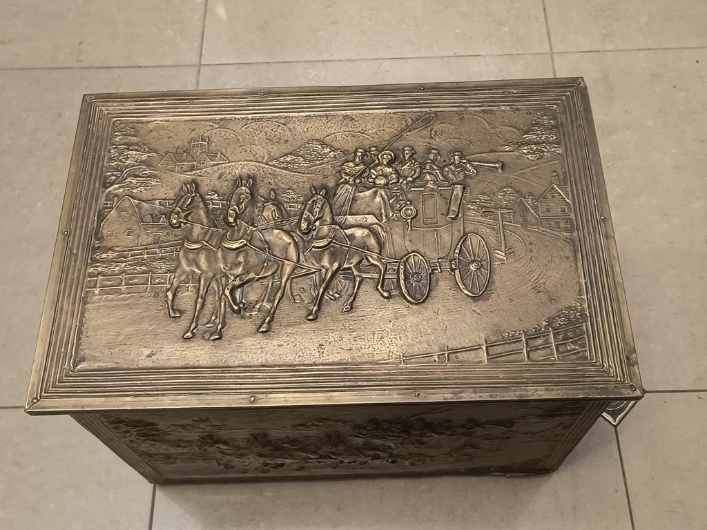 Skrzynia okuwana blachą z mosiądzu - motyw koni