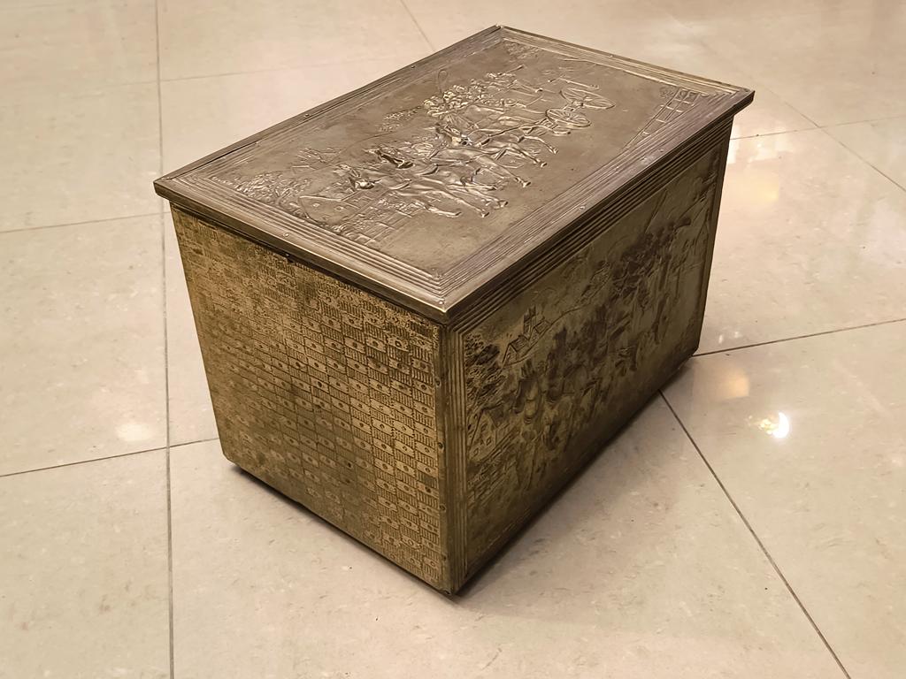 Skrzynia okuwana blachą z mosiądzu - motyw koni