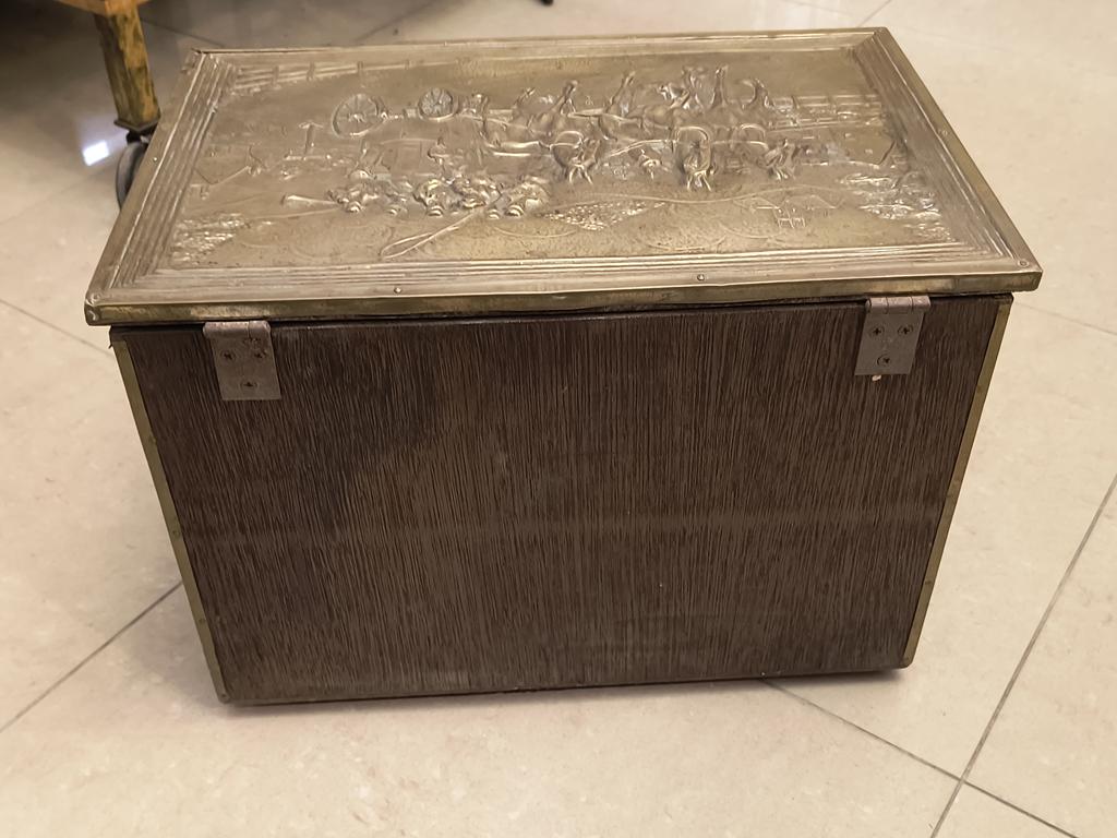 Skrzynia okuwana blachą z mosiądzu - motyw koni