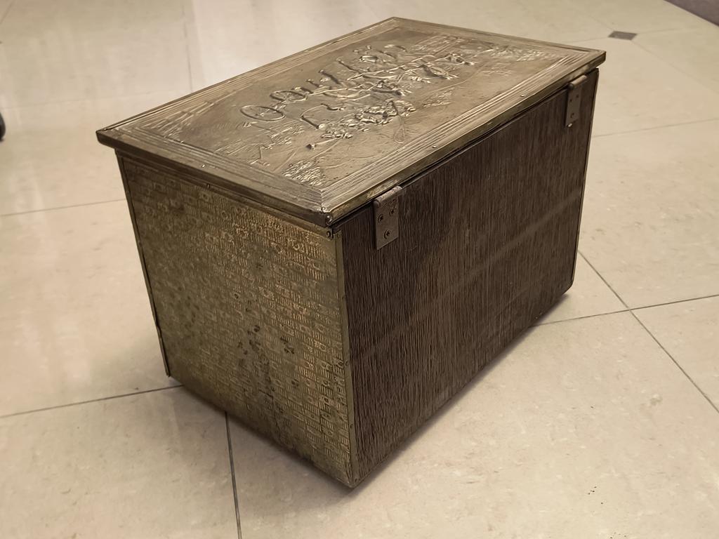 Skrzynia okuwana blachą z mosiądzu - motyw koni