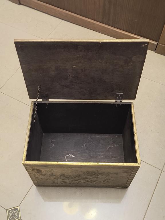 Skrzynia okuwana blachą z mosiądzu - motyw koni