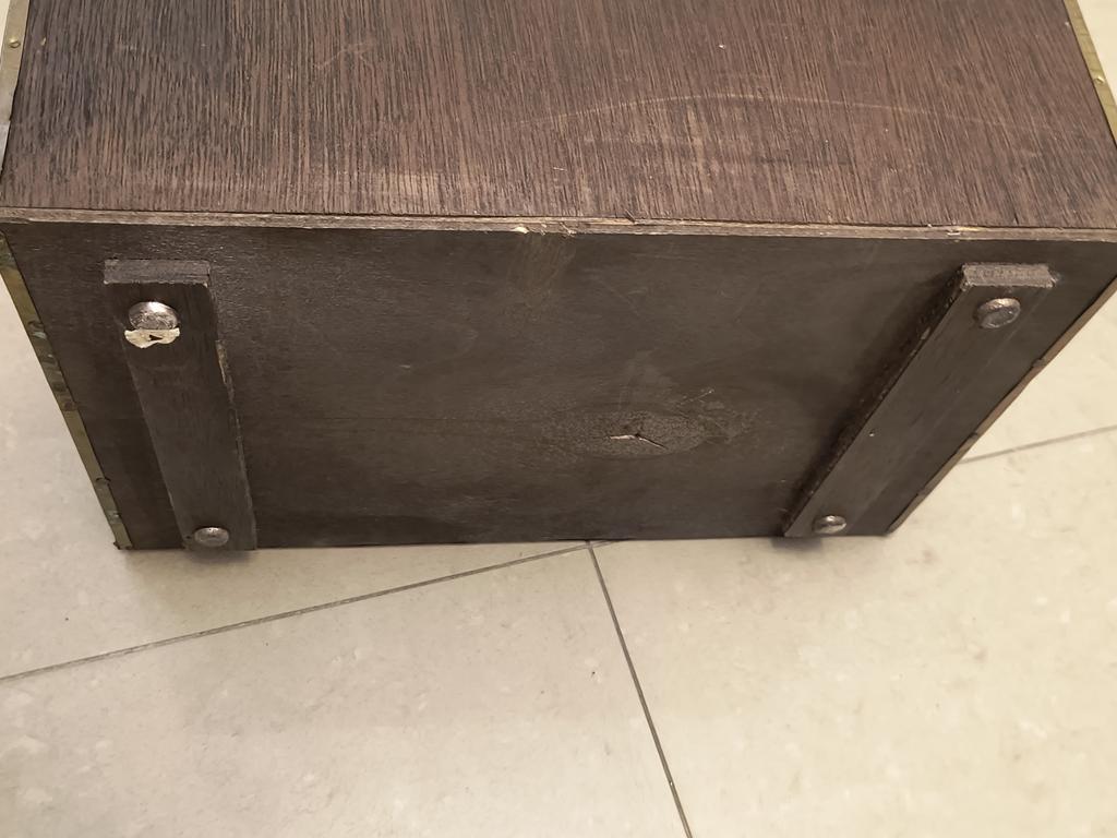 Skrzynia okuwana blachą z mosiądzu - motyw koni