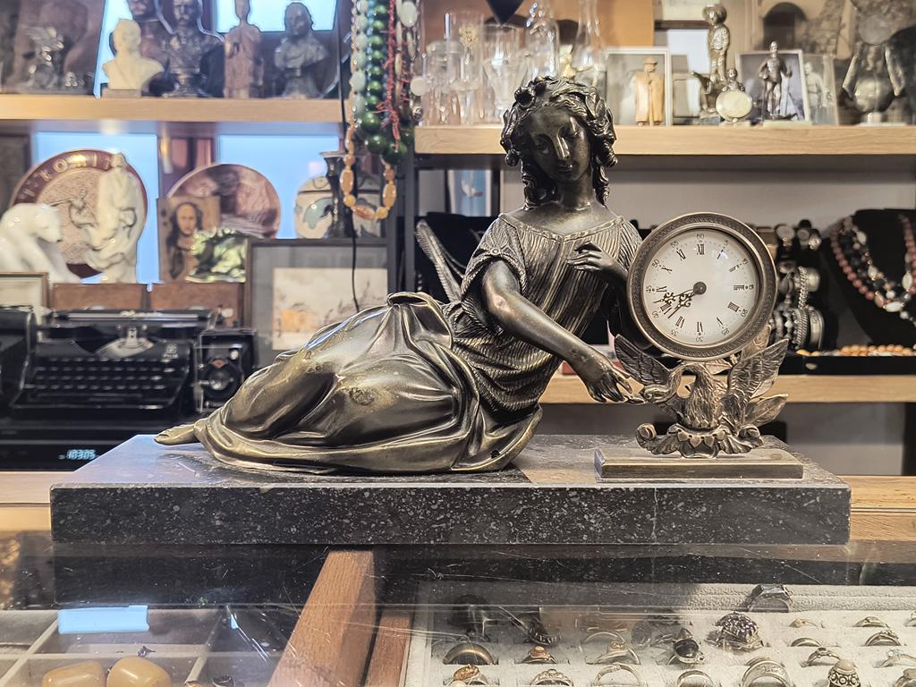 Zegar kominkowy figuralny - kobieta