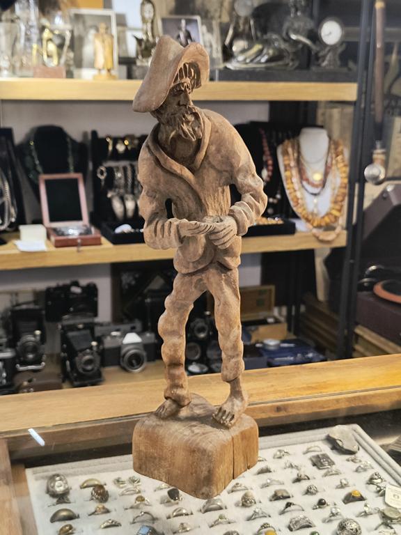 Drewniana figurka - rzeźba