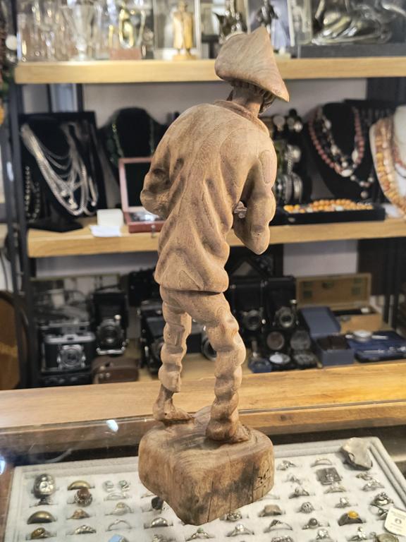 Drewniana figurka - rzeźba