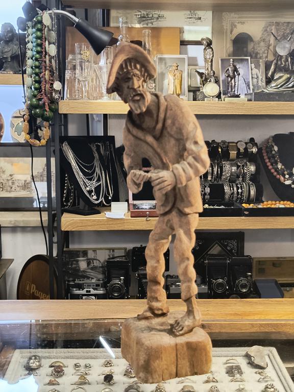 Drewniana figurka - rzeźba