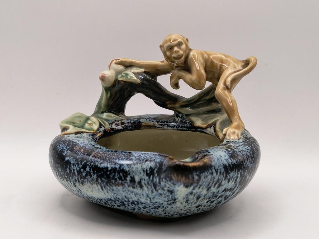 Popielnica ceramiczna z figurką małpki - Majolika