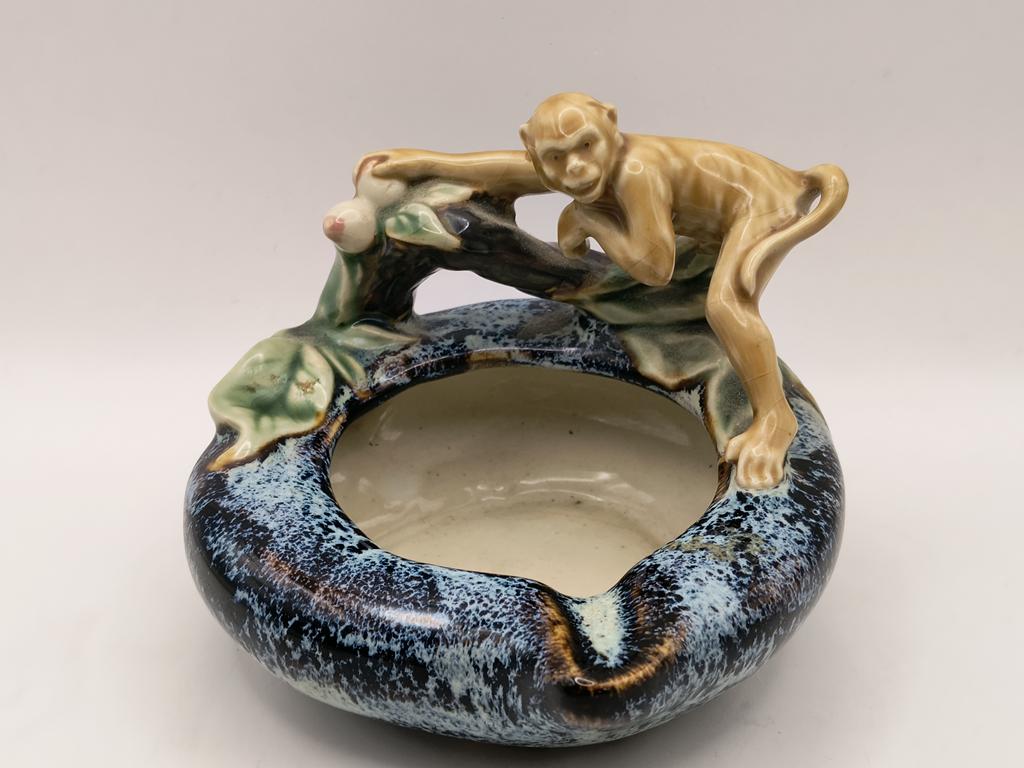 Popielnica ceramiczna z figurką małpki - Majolika