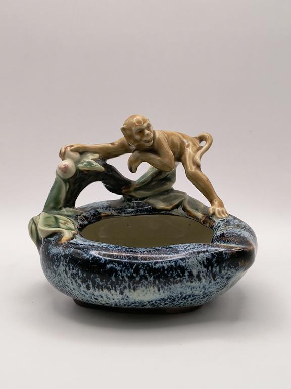 Popielnica ceramiczna z figurką małpki - Majolika