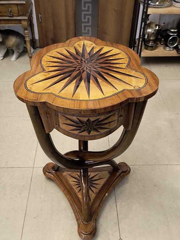 Stolik drewniany z szufladą, intarsjowany - Francja